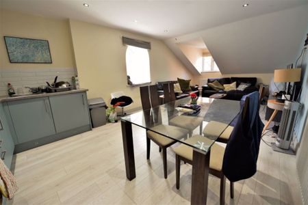 2 bedroom Flat in Aire Street, Leeds - Photo 3