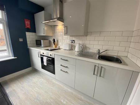 1 bedroom in a house share to rent - Photo 4