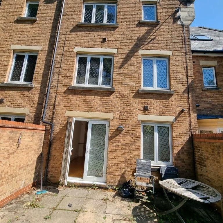 4 bedroom semi-detached house to rent - Photo 1