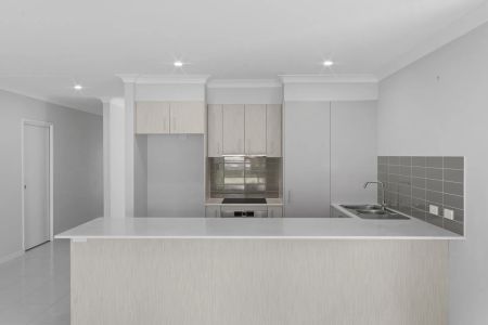 Modern living townhouse with close proximity to schools and public transport - Photo 5