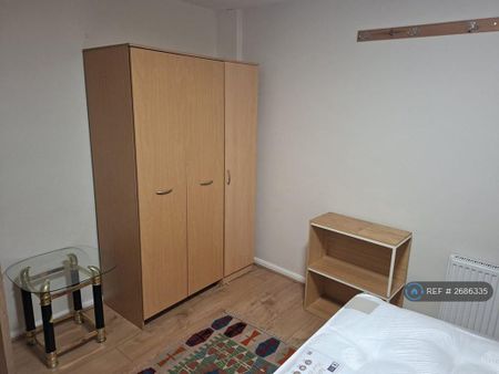 1 bedroom in a flat share to rent - Photo 3
