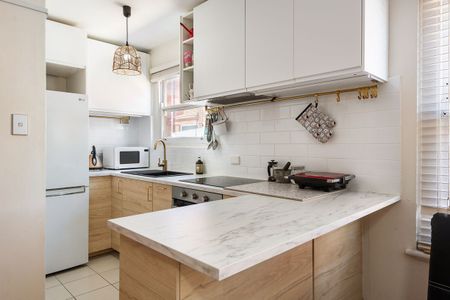 Sun Filled Ground Floor Unit - Photo 4