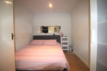 1 Bed Flat, Penywern Road, SW5 - Photo 2