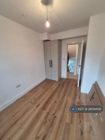 3 bedroom flat to rent - Photo 3