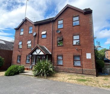 2 Bedroom Flat / Apartment - Pound Road, Aldershot - Photo 1