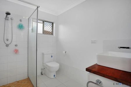 “Renovated Unit with Private Courtyard” - Photo 5