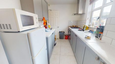 4 bedroom terraced house to rent - Photo 5