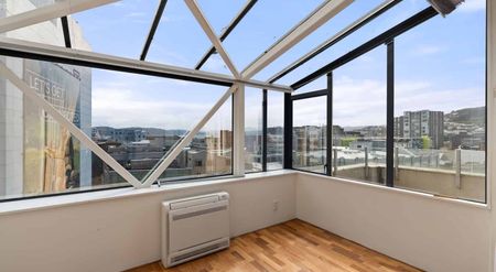 Central penthouse with great light and harbour views - Photo 2