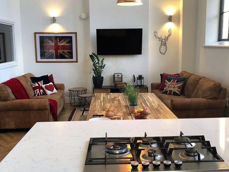 7 Bed Semi-Detached House, Crookesmoor Road, S6 - Photo 2