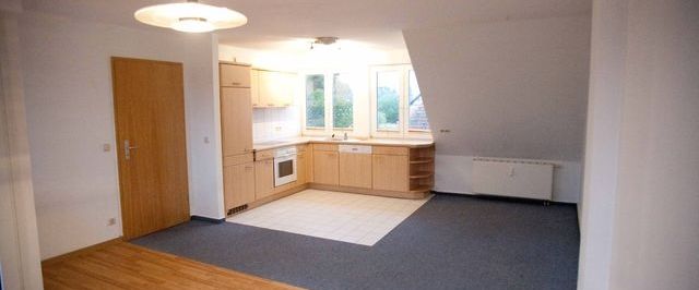 Bad Sülze - schöne 2-Zimmerwohnung im Dachgeschoss mit Dachterrasse und EBK zu vermieten - Photo 1