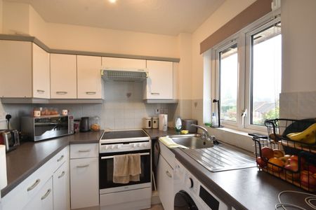 Parry Drive, Weybridge, KT13 - Photo 2