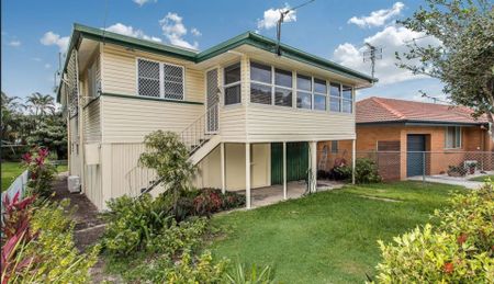 Centrally Located House Close to Shops & Jetty - Photo 2