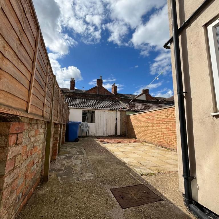 2 bedroom terraced house to rent - Photo 1