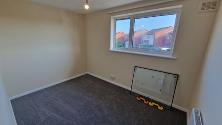 2 bed terraced house to rent in Gill Crescent, Taunton - Photo 3