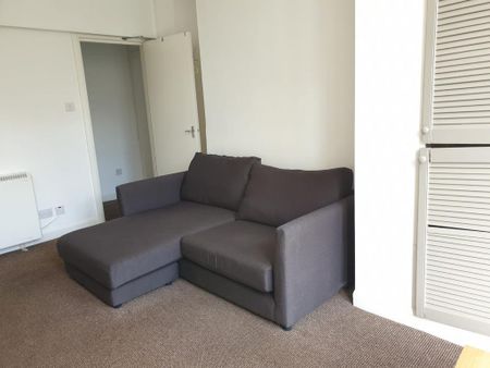 3 bedroom flat to rent - Photo 2