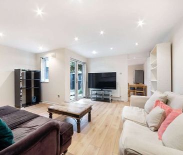 Spacious and well laid out 3 bedroom house to rent in Wapping. - Photo 1