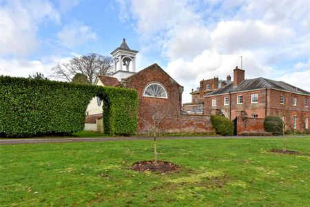 Private Bell Tower apartment within the grounds of the impressive Britwell House in the rolling Oxfordshire countryside - Photo 4