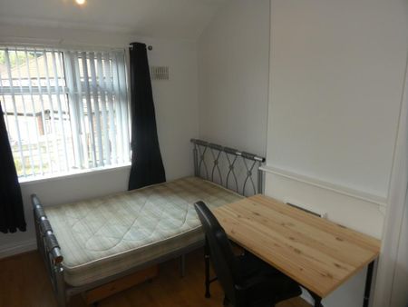 4 bedroom semi-detached house to rent - Photo 3