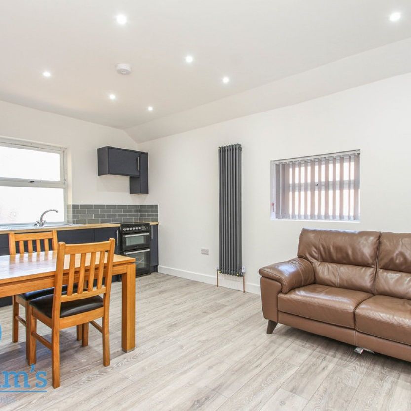 2 bed Flat for Rent - Photo 1