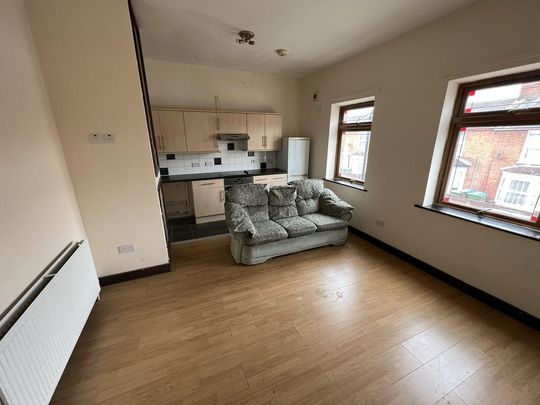 3 bedroom flat to rent - Photo 1