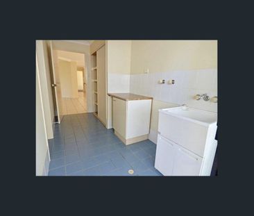 Spacious 5 Bedroom Home - Photo 3