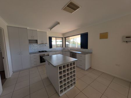 Fully Fenced Three Bedroom House - Photo 3