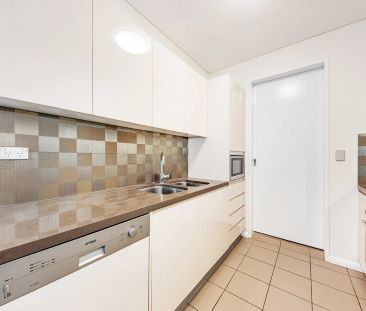 Spacious Apartment in Walking Distance to the Rail - Photo 1