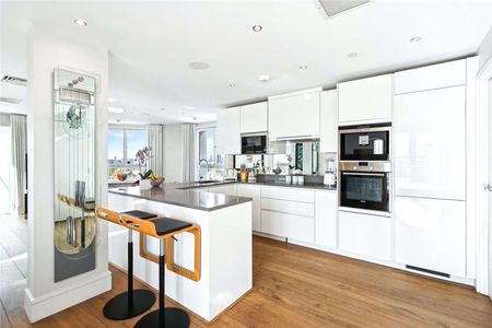 SHORT LET - Luxury two bedroom, two bathroom penthouse flat with breath-taking views of London in the heart of Clapham - Photo 2