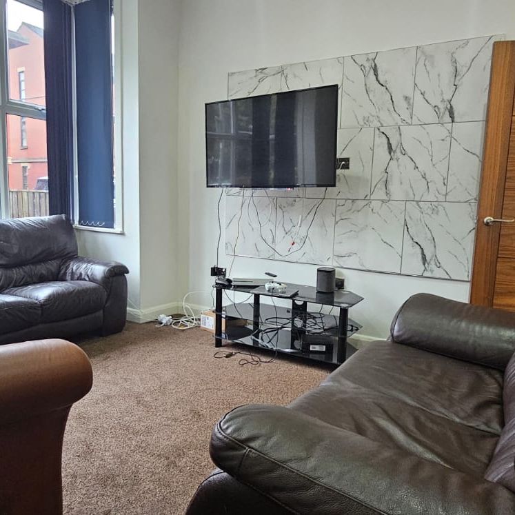 6 Bed - 14 Ash Road, Headingley, Leeds - LS6 3HD - Student - Photo 1