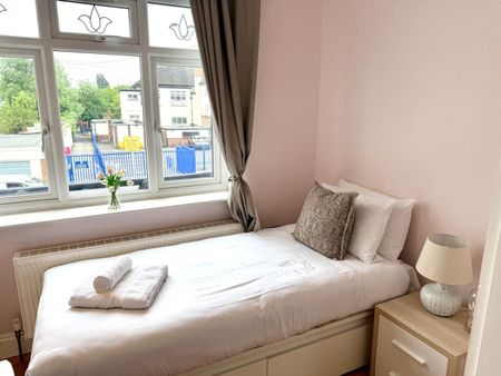 3 Bed Semi-Detached House, Abingdon Road, SW16 - Photo 2