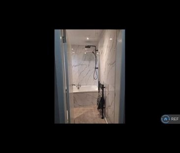 3 bedroom flat to rent - Photo 6