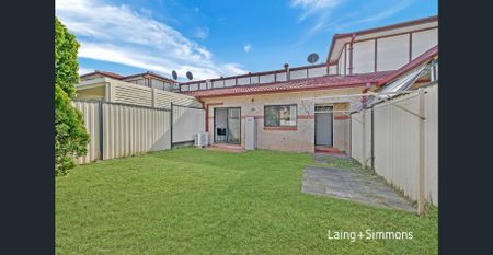 Neat and modern two-bedroom townhouse - Photo 5