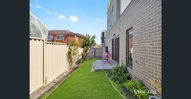 Quiet and Contemporary Living - Photo 1