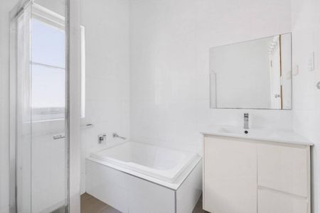 Quality Renovated 3 Bedroom Family Home ~ Quiet Location - Photo 5