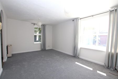 2 bedroom Flat to let - Photo 5