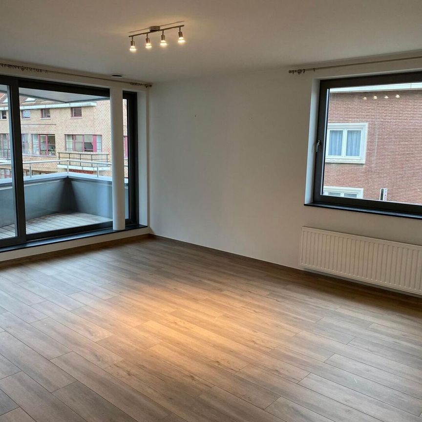 Recent, ruim appartement op de 1ste verdieping met garage, ideaal gelegen in het centrum van Sterrebeek. - Photo 1