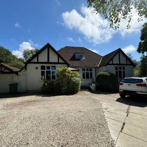 5 bedroom bungalow to rent - Photo 2