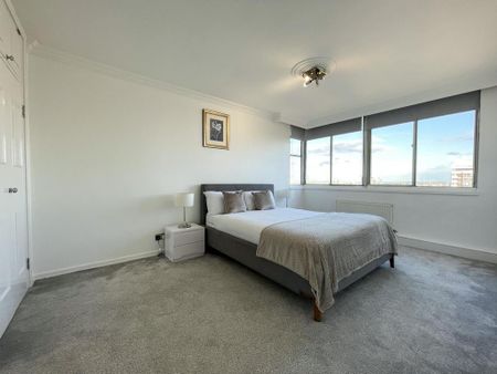 3 bedroom flat to rent - Photo 5