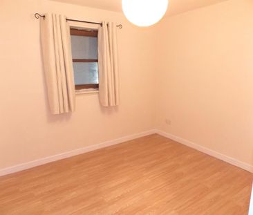 3 bedroom flat to rent - Photo 3