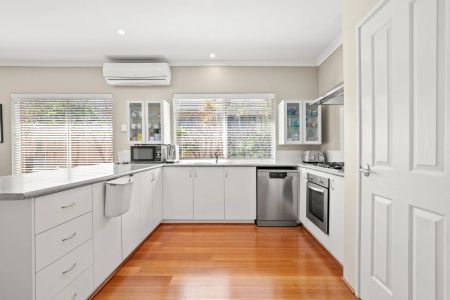 Beautiful home in sought-after Anchorage Estate. - Photo 3