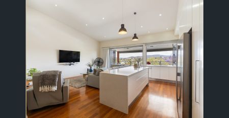 Stunning Family Home in Newmarket!! - Photo 5