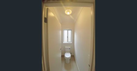 Modern 4-Bedroom Family Home with Light-Filled Interiors - Photo 5