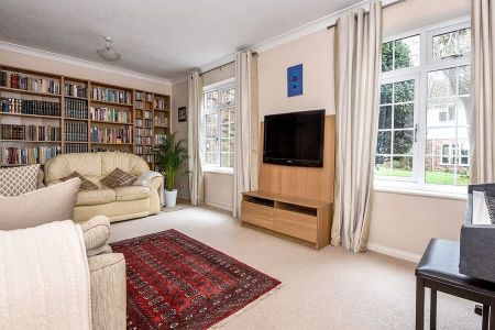 4 Bedroom House to rent - Photo 3