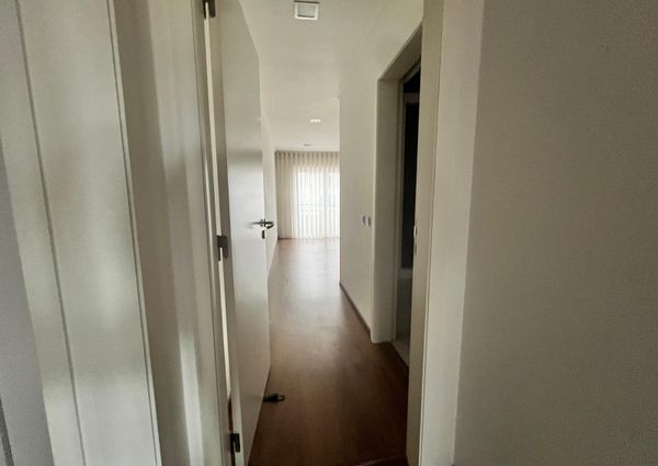 Apartamento T2 situado na Avenida Dr. Lourenço Peixinho em Aveiro.