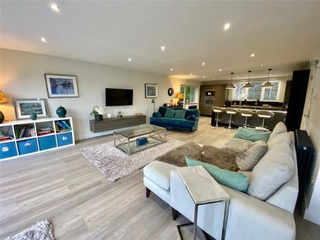 4 bedroom detached house to rent - Photo 2