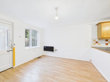 Shellfield Close, Staines-upon-Thames, Surrey,TW19 - Photo 5