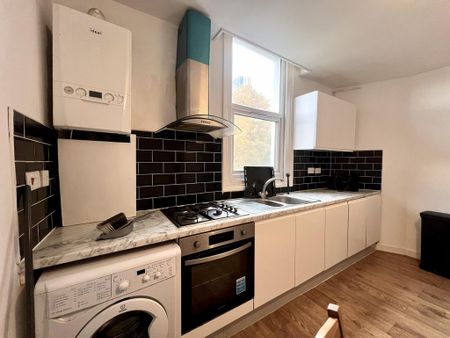 4 bedroom flat to rent - Photo 3