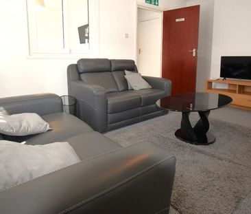4 bedroom flat to rent - Photo 1