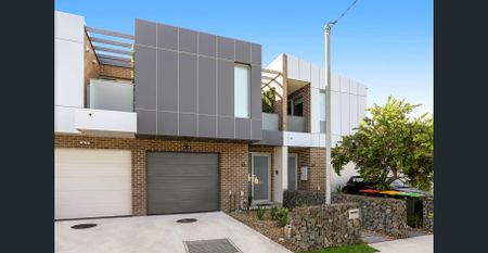 Luxury Four-Bedroom Duplex with High-End Finishes - Photo 4