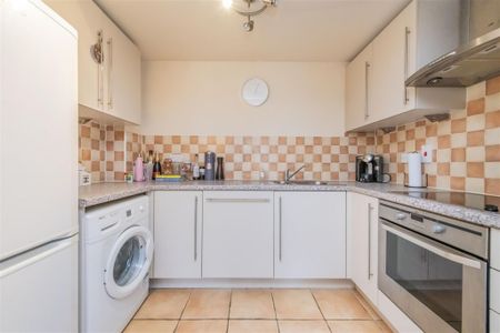 1 bed Flat To Let - Photo 3